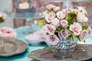 Gri tabaklı, güzel pembe ve beyaz çiçek buketi. Bahar etkinliği kavramı.