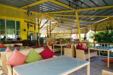 İzmail, Ukrayna - 2018 yazı. Editör kullanımı. Açık hava restoranının içinde masalar, kanepeler ve renkli yastıklar var..