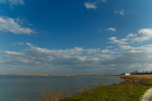 Krajobraz Jeziorem Błękitnym Zachmurzonym Niebem — Zdjęcie stockowe