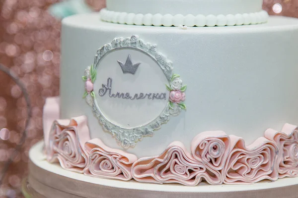 Tarta Cumpleaños Con Flores Masilla Nombre Amelia Fondo Brillante Cumpleaños — Foto de Stock