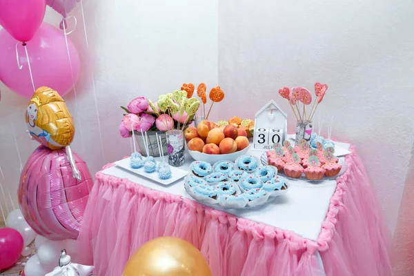Izmail Ukraine August 2017 编辑使用 糖果吧 有松饼 甜甜圈和蛋糕 作为女孩的生日 有公主卡通人物的派对气球案文的位置 — 图库照片