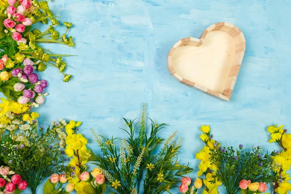 Umělé Pestrobarevné Květiny Dřevěné Prázdné Srdce Tvaru Krabice Modrém Malovaném — Stock fotografie
