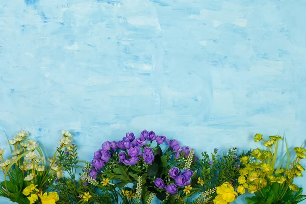 Umělé Fialové Žluté Bílé Květy Modrém Malovaném Dřevěném Pozadí Jarní — Stock fotografie
