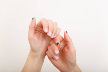 Beyaz arka planda köknar ağacı manikürlü kadın elleri. Noel ya da kış tırnak sanatı. El bakımı, tırnak tasarımı, güzellik ve sağlık konsepti. Boşluğu kopyala.