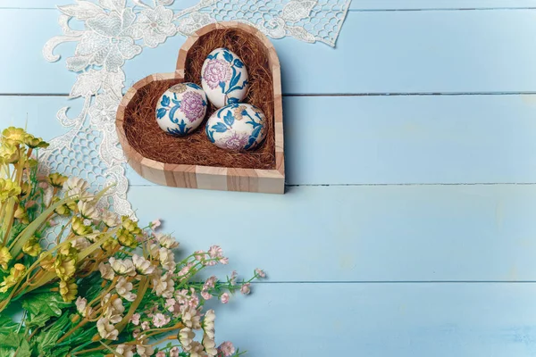 Herzförmige Schachtel Aus Holz Mit Verzierten Ostereiern Weiße Spitze Blumen — Stockfoto