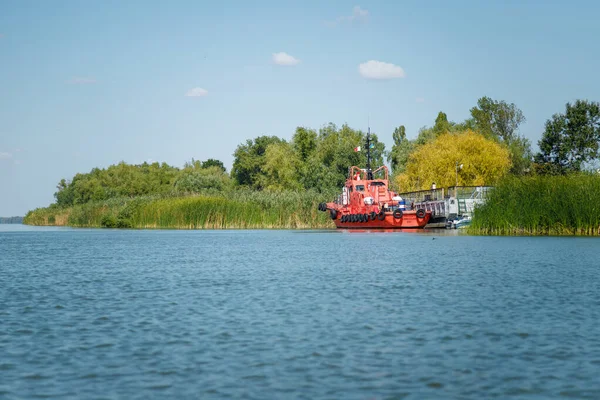 Vilkovo Ukraine August 2019 Red Motor Boat Tyres River Green — Stock Photo, Image