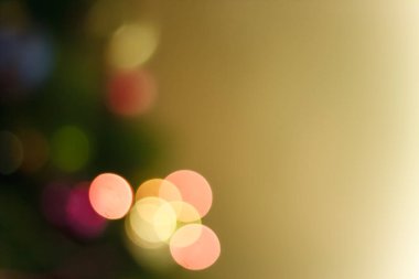 Odaklanmamış çekim, bulanık Noel ağacı arkaplanı renkli bokeh, metin için yer.