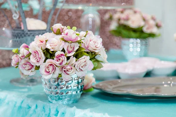 Vackra Rosa Och Vita Blommor Bukett Festligt Bord Med Grå — Stockfoto