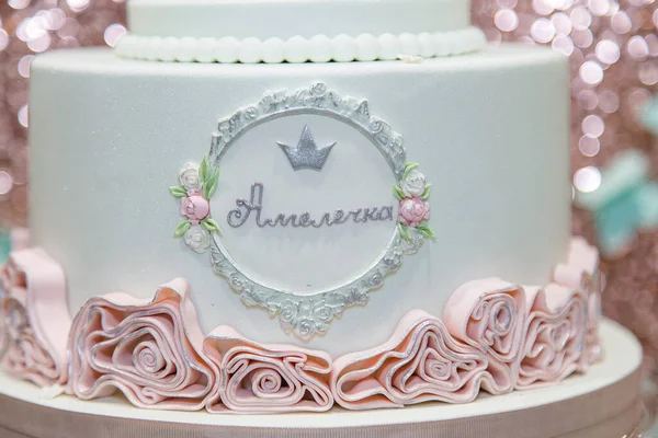 Urodzinowy Tort Mastikowymi Kwiatami Imieniem Amelia Urodzinowym Błyszczącym Tle Candy — Zdjęcie stockowe