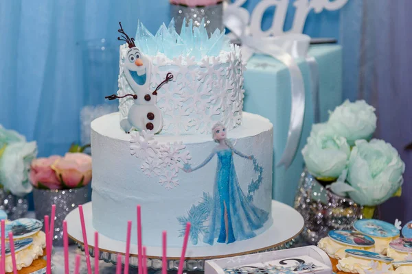 Izmail Ukraine February 2019 糖果吧 一个女孩的生日蛋糕 上面有冷冻卡通人物的图解 — 图库照片