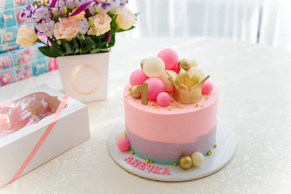 英式粉红蛋糕 有灌木 金冠和1号 一岁大的生日聚会 糖果吧 有花和礼物盒 Anny — 图库照片