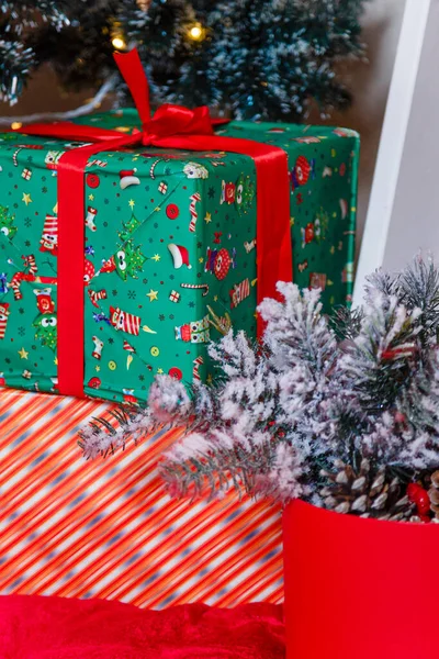 Vrolijk Kerstfeest Gelukkig Nieuwjaar Cadeautjes Staan Onder Versierde Dennenboom Met — Stockfoto