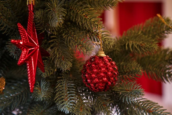 Fir Tree Takken Met Rode Bollen Kegels Decoraties Opknoping Hen — Stockfoto