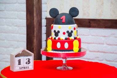 İzmail, Ukrayna - 13 Nisan 2016. Yazı işleri. Mickey Mouse şeklinde doğum günü pastası. Çocuk için tematik doğum günü partisi. 