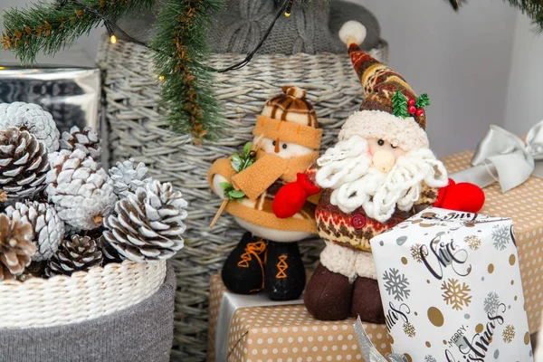 クリスマスの装飾要素 柔らかいおもちゃやバスケットに松のコーン — ストック写真