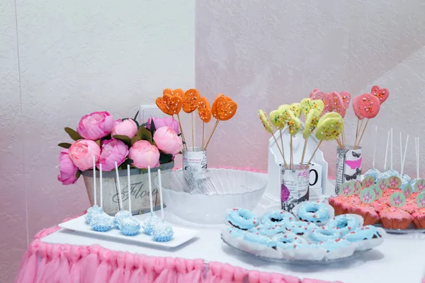 Izmail Ukraine August 2017 编辑使用 有松饼 甜甜圈和蛋糕的糖果吧 用于女孩的生日聚会 — 图库照片