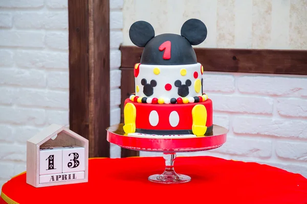 İzmail, Ukrayna - 13 Nisan 2016. Yazı işleri. Mickey Mouse şeklinde doğum günü pastası. Çocuk için tematik doğum günü partisi. 