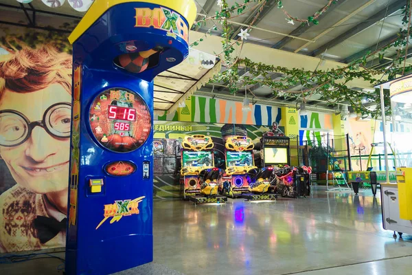 İzmail, Ukrayna - Eylül 2017. Farklı aktiviteleri, kumar makineleri ve yetenekleri olan çocuklar için oyun merkezi. Eğlence konsepti.