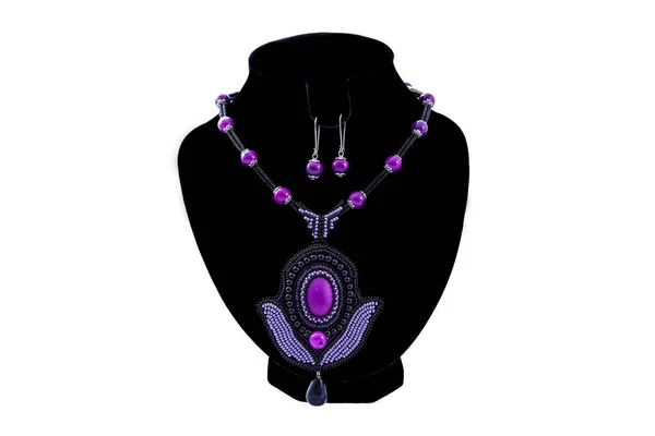 Ensemble Collier Perlé Violet Boucles Oreilles Sur Buste Velours Noir — Photo