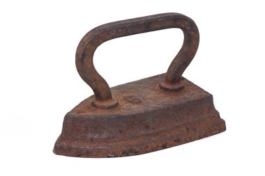 Beyaz izole arka planda eski paslı ev tipi demir. 