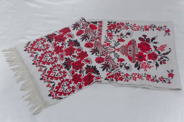 Rushnyk - Ukrayna işlemeli ayin elbisesi.