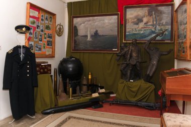 İzmail, Ukrayna - Eylül 2013. Tarihi müzede askeri üniforma ve silah sergisi.