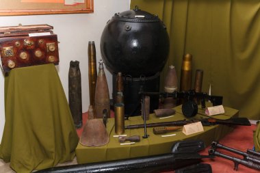 İzmail, Ukrayna - Eylül 2013. Tarihi müzede askeri üniforma ve silah sergisi.