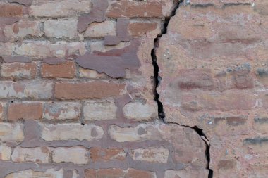 Kirli düzensiz tuğla duvar dokusu veya çatlak, leke ve çimento lekeli fon
