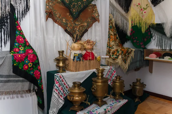 Mantones Étnicos Incorporados Samovares Rusos Juguetes Decorativos Nacionales Museo Histórico —  Fotos de Stock