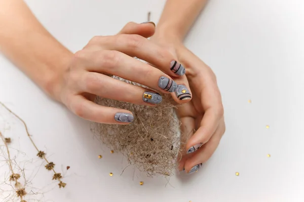 Vrouwelijke Handen Met Marmeren Motief Manicure Droge Cotinus Coggygria Tak — Stockfoto