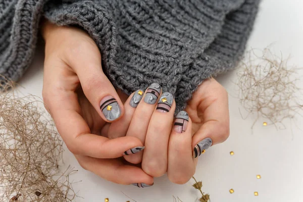 Vrouwelijke Handen Met Marmeren Manicure Met Grijze Gebreide Sjaal Droge — Stockfoto