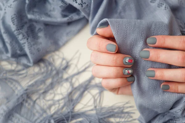 Vrouwelijke Handen Met Vrolijk Kerstrendier Manicure Vingernagels Met Grijze Sjaal — Stockfoto