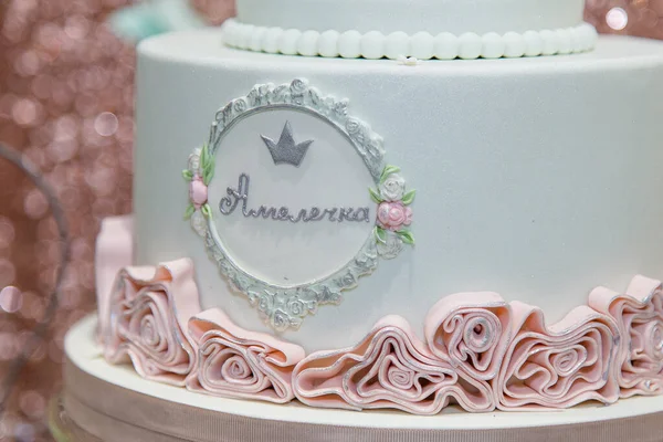 Urodzinowy Tort Mastikowymi Kwiatami Imieniem Amelia Urodzinowym Błyszczącym Tle Candy — Zdjęcie stockowe
