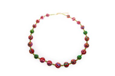 Beyaz arka planda el yapımı renkli boncuklu kolye. Kadın aksesuarları, dekoratif süsler ve mücevherler. Moda ve tarz kavramı