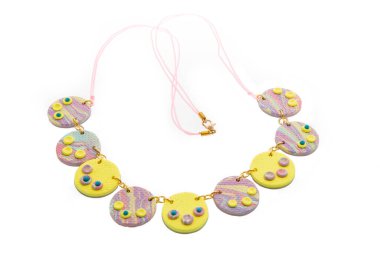 Yuvarlak düz kolye beyaz arka planda izole edilmiş. Kadın aksesuarları, dekoratif süsler ve mücevherler. Moda ve tarz kavramı.