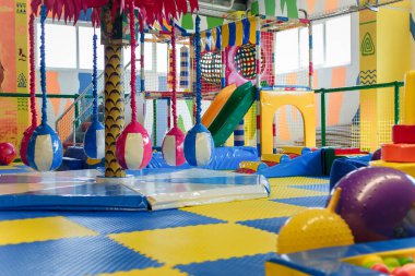 İzmail, Ukrayna - Eylül 2017. Farklı aktiviteleri, oyuncakları ve davranışları olan çocuklar için oyun merkezi. Eğlence konsepti.