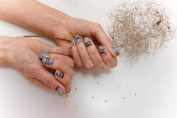 Vrouwelijke Handen Met Marmeren Motief Manicure Droge Cotinus Coggygria Tak — Stockfoto