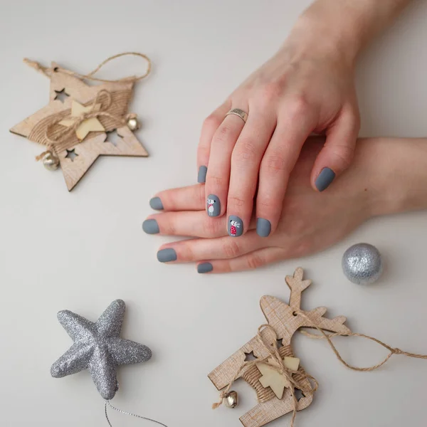 Vrouwelijke Handen Met Vrolijk Kerstrendier Manicure Vingernagels Witte Achtergrond Met — Stockfoto