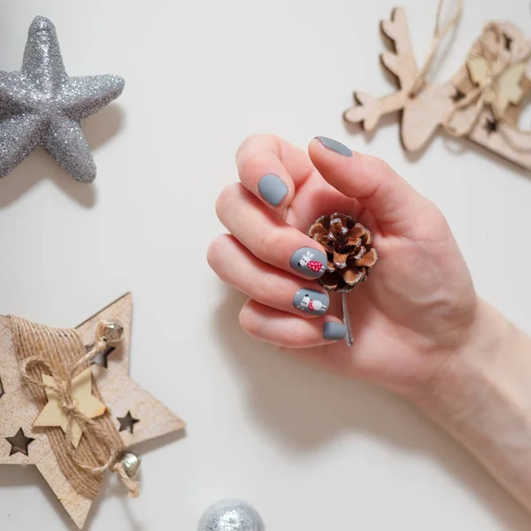 Kobiece Ręce Merry Christmas Manicure Reniferów Paznokciach Trzymając Dekoracyjne Szyszki — Zdjęcie stockowe