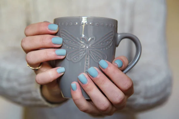 Vrouwelijke Handen Met Gemanicuurde Nagels Met Grijze Beker Gezondheid Schoonheid — Stockfoto