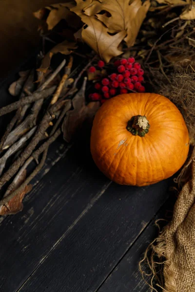 Dýně Suchým Podzimním Listem Červenými Bobulemi Černém Dřevěném Pozadí Podzimní — Stock fotografie