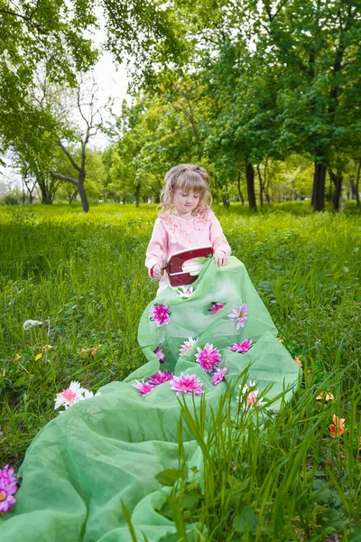Маленькая Девочка Кудрявыми Светлыми Волосами Делает Рукоделие Сидя Швейной Машинкой — стоковое фото