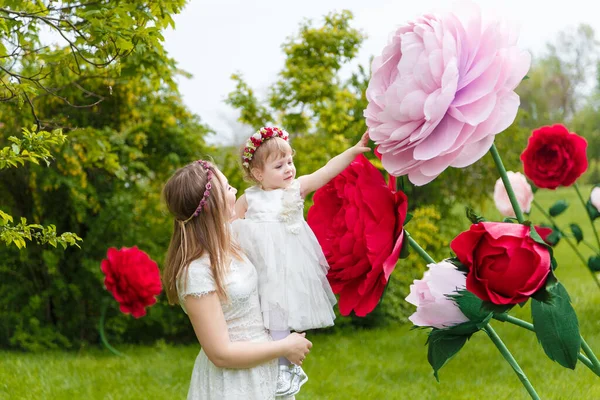 Niña Madre Vestidos Blancos Jugando Césped Verde Con Altas Flores — Foto de Stock