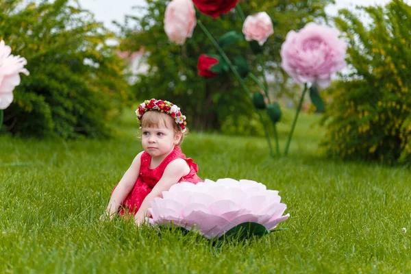 Niña Vestido Rojo Jugando Césped Verde Con Altas Flores Rosas — Foto de Stock