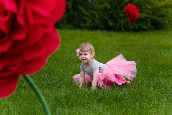 Niña Falda Tutú Esponjosa Rosa Jugando Césped Verde Con Flores — Foto de Stock