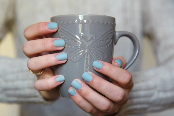 Vrouwelijke Handen Met Gemanicuurde Nagels Met Grijze Beker Gezondheid Schoonheid — Stockfoto