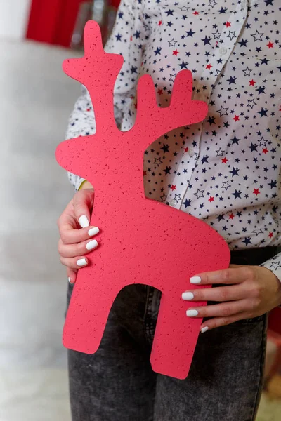 Vrouwelijke Handen Met Witte Manicure Houden Vrolijk Kerstmis Rood Rendier — Stockfoto