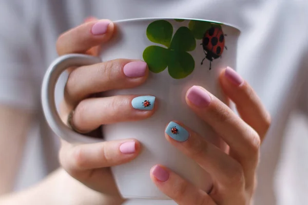 Girlish Manicure Met Volumetrische Lieveheersbeestjes Roze Blauwe Nagels Vrouwelijke Handen — Stockfoto