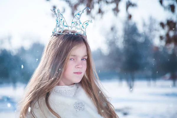 Ritratto Una Bambina Pelliccia Bianca Corona Perline Piedi Sfondo Sfocato — Foto Stock