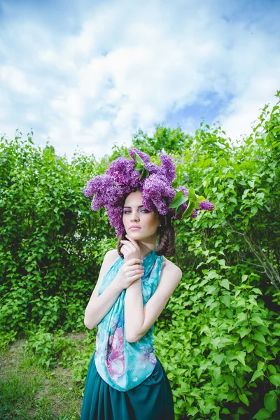 Portret Pięknej Dziewczyny Delikatnym Makijażem Dużymi Kwiatami Lilii Wieniec Głowie — Zdjęcie stockowe
